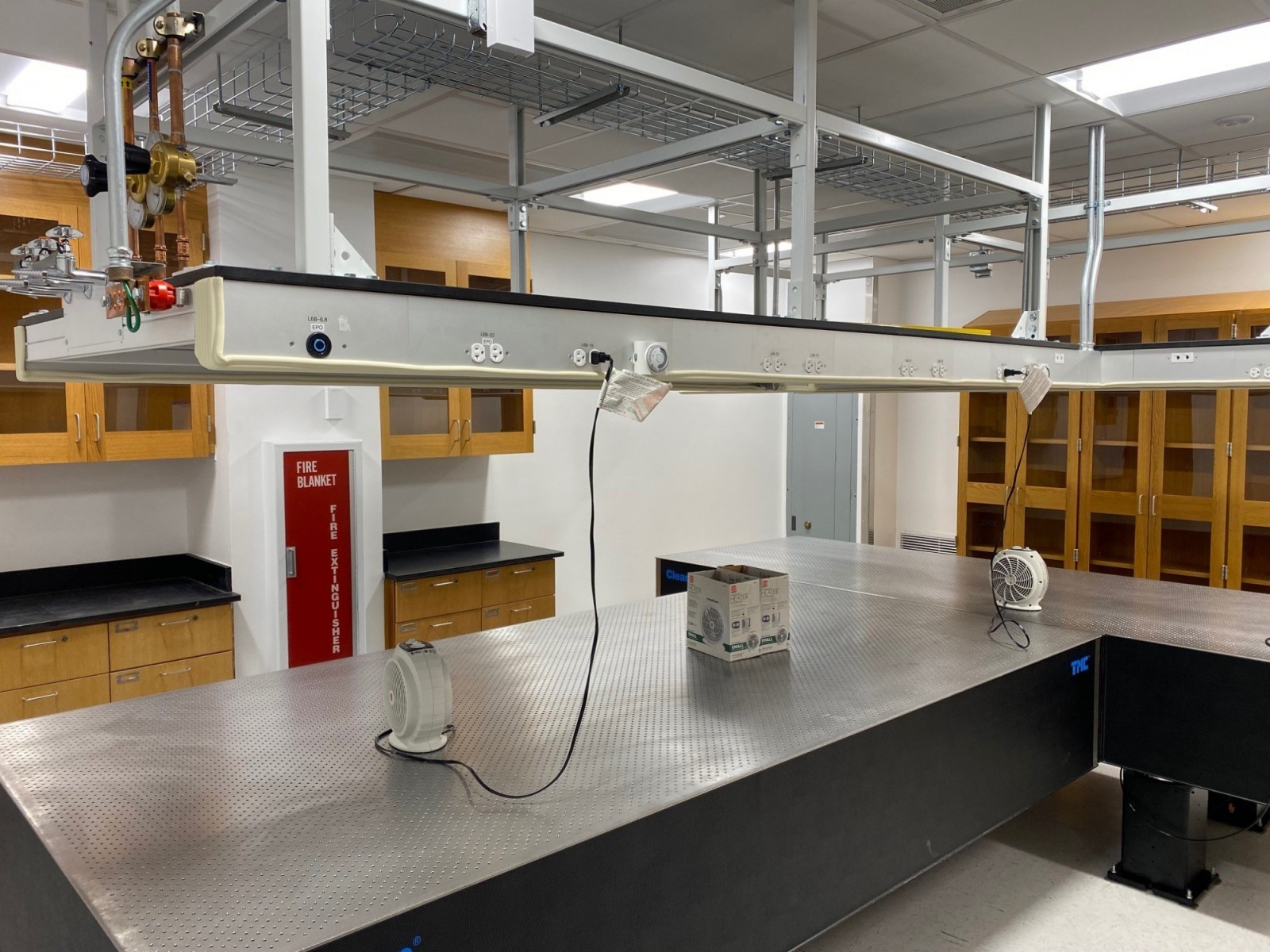 An empty lab that has a long t-shaped work bench.