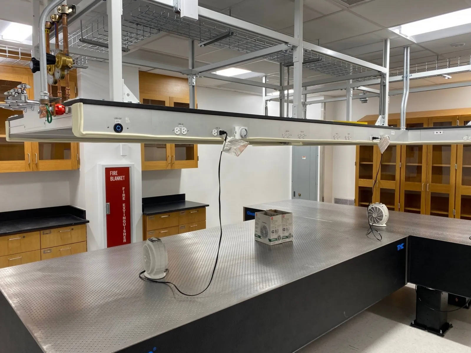 An empty lab that has a long t-shaped work bench.